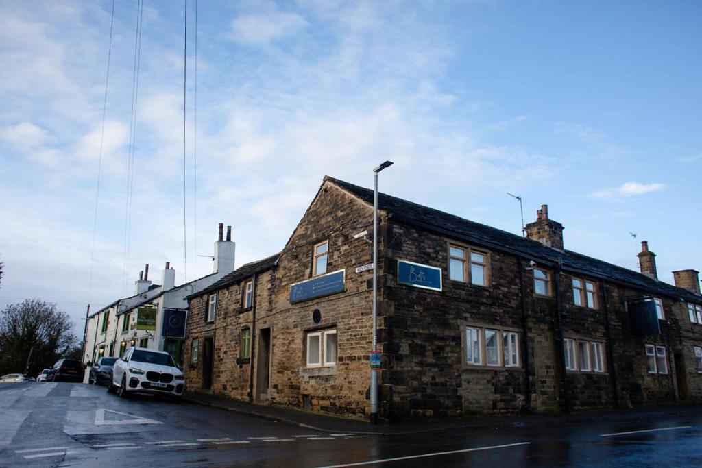 Bert'S Rooms At The Black Horse Inn Brighouse Exterior foto